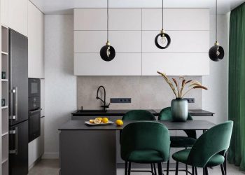 Falak nélkül átvett üres tér berendezése lakóparkban: fiatal pár lakása