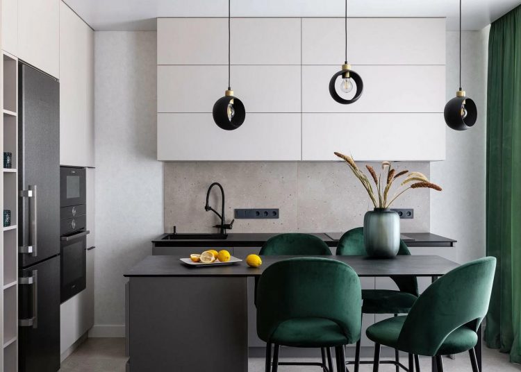 Falak nélkül átvett üres tér berendezése lakóparkban: fiatal pár lakása