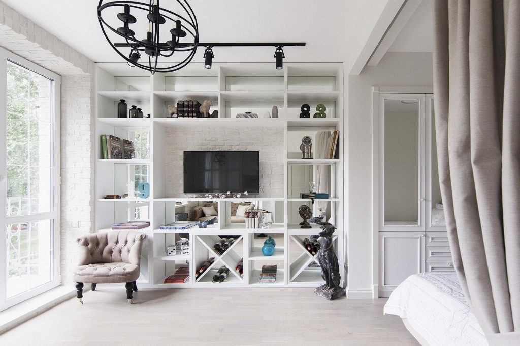 Férfi lakása: minimalizmus helyett otthonos fehér loft 32m2-en