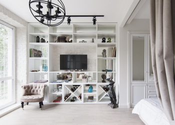 Férfi lakása: minimalizmus helyett otthonos fehér loft 32m2-en