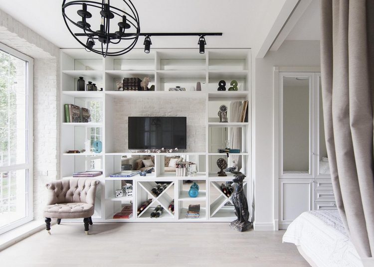 Férfi lakása: minimalizmus helyett otthonos fehér loft 32m2-en