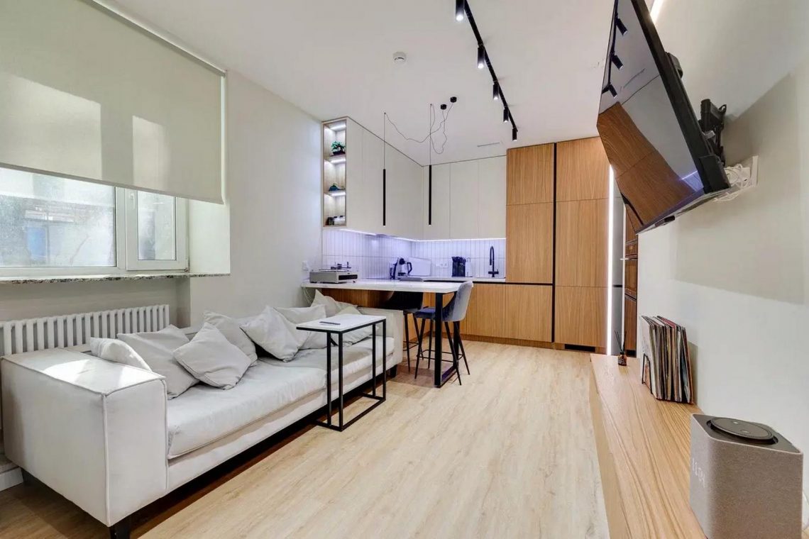 Fiatal férfi földszinti lakása modern, funkcionális, világos berendezéssel, 40m2