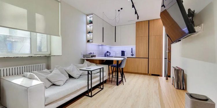 Fiatal férfi földszinti lakása modern, funkcionális, világos berendezéssel, 40m2