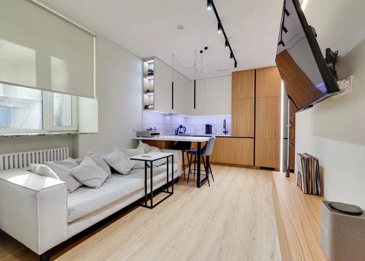 Fiatal férfi földszinti lakása modern, funkcionális, világos berendezéssel, 40m2