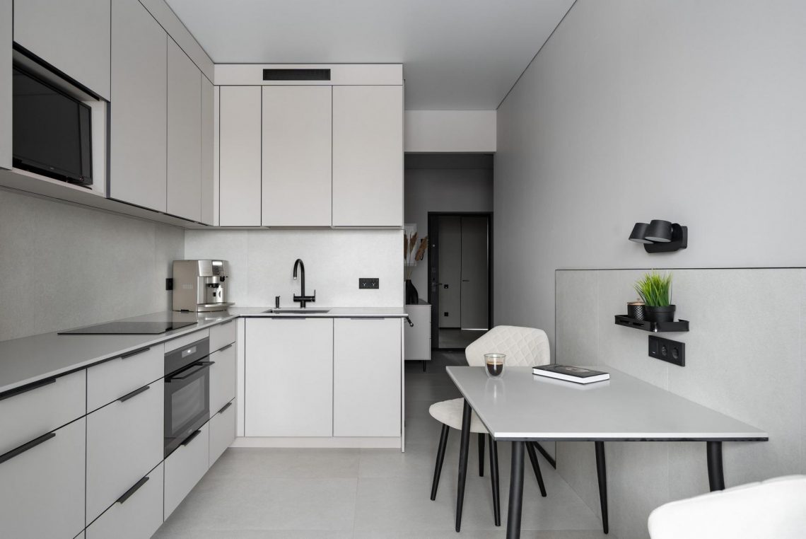 Idős férfi meglepő visszafogottsággal berendezett monokróm lakása