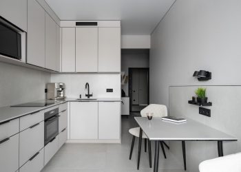 Idős férfi meglepő visszafogottsággal berendezett monokróm lakása