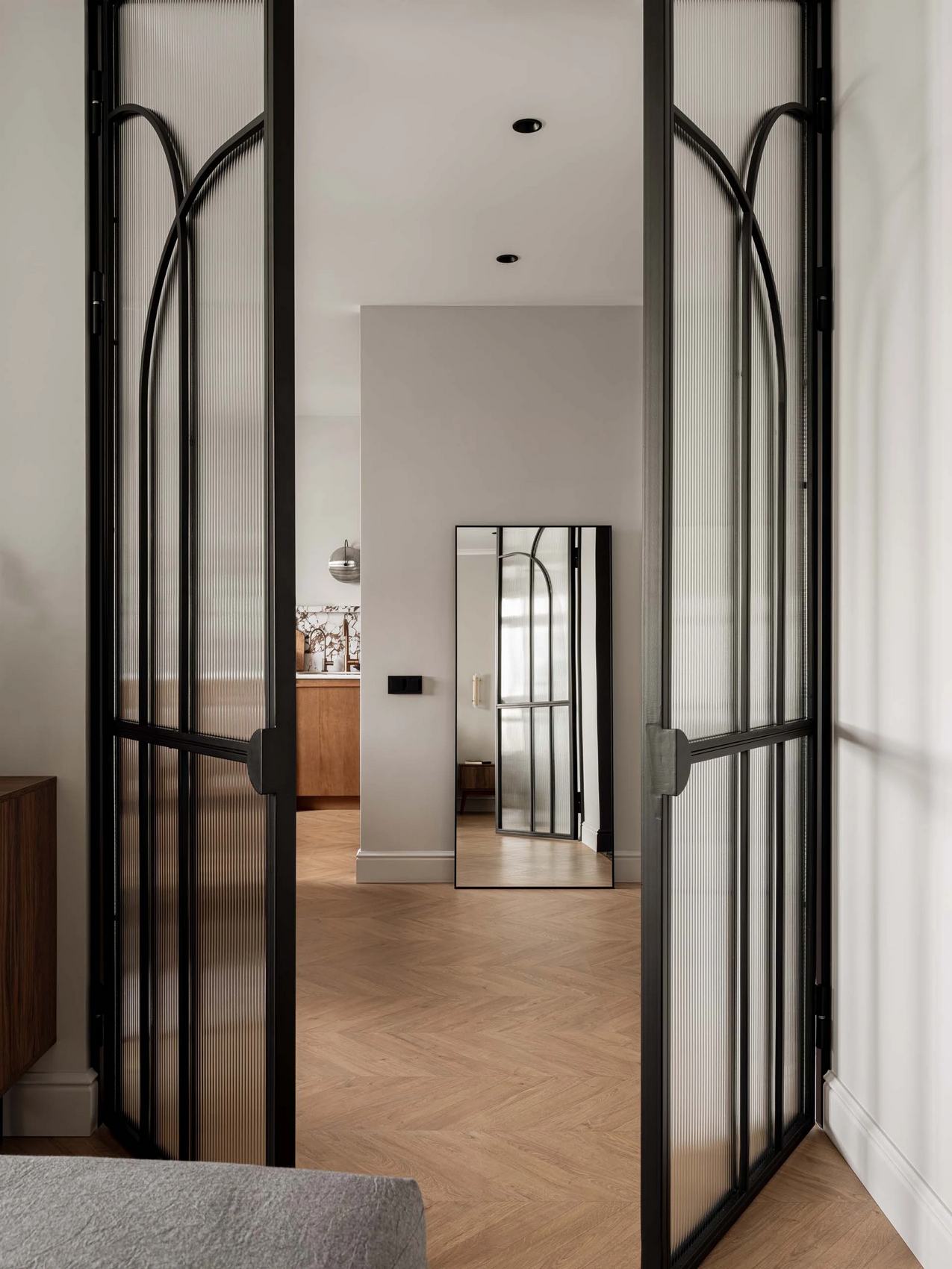 Időtlen elegancia férfi lakásában: fa, márvány, fekete és fehér színvilággal Időtlen elegancia férfi lakásában: fa, márvány, fekete és fehér színvilággal