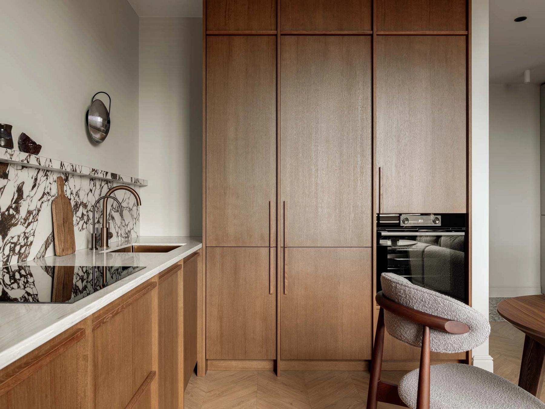 Időtlen elegancia férfi lakásában: fa, márvány, fekete és fehér színvilággal Időtlen elegancia férfi lakásában: fa, márvány, fekete és fehér színvilággal