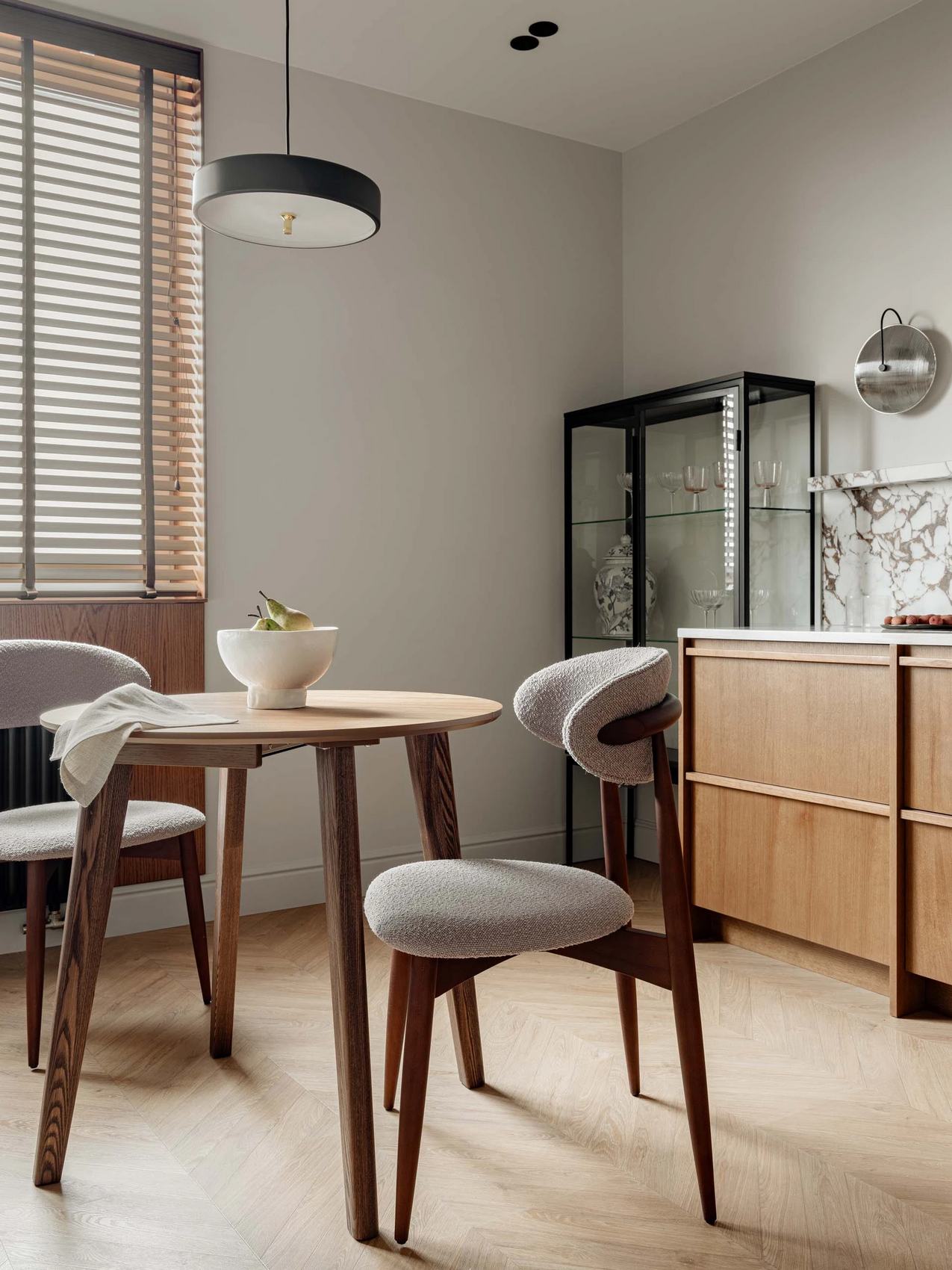 Időtlen elegancia férfi lakásában: fa, márvány, fekete és fehér színvilággal Időtlen elegancia férfi lakásában: fa, márvány, fekete és fehér színvilággal