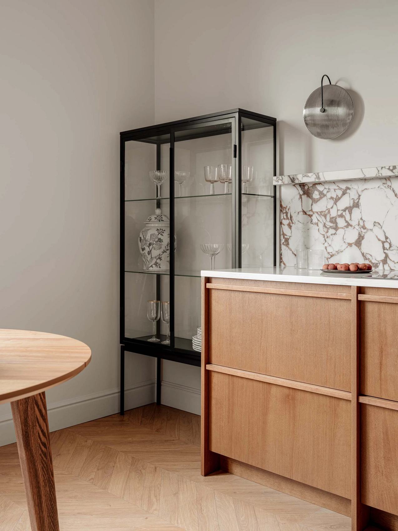 Időtlen elegancia férfi lakásában: fa, márvány, fekete és fehér színvilággal Időtlen elegancia férfi lakásában: fa, márvány, fekete és fehér színvilággal