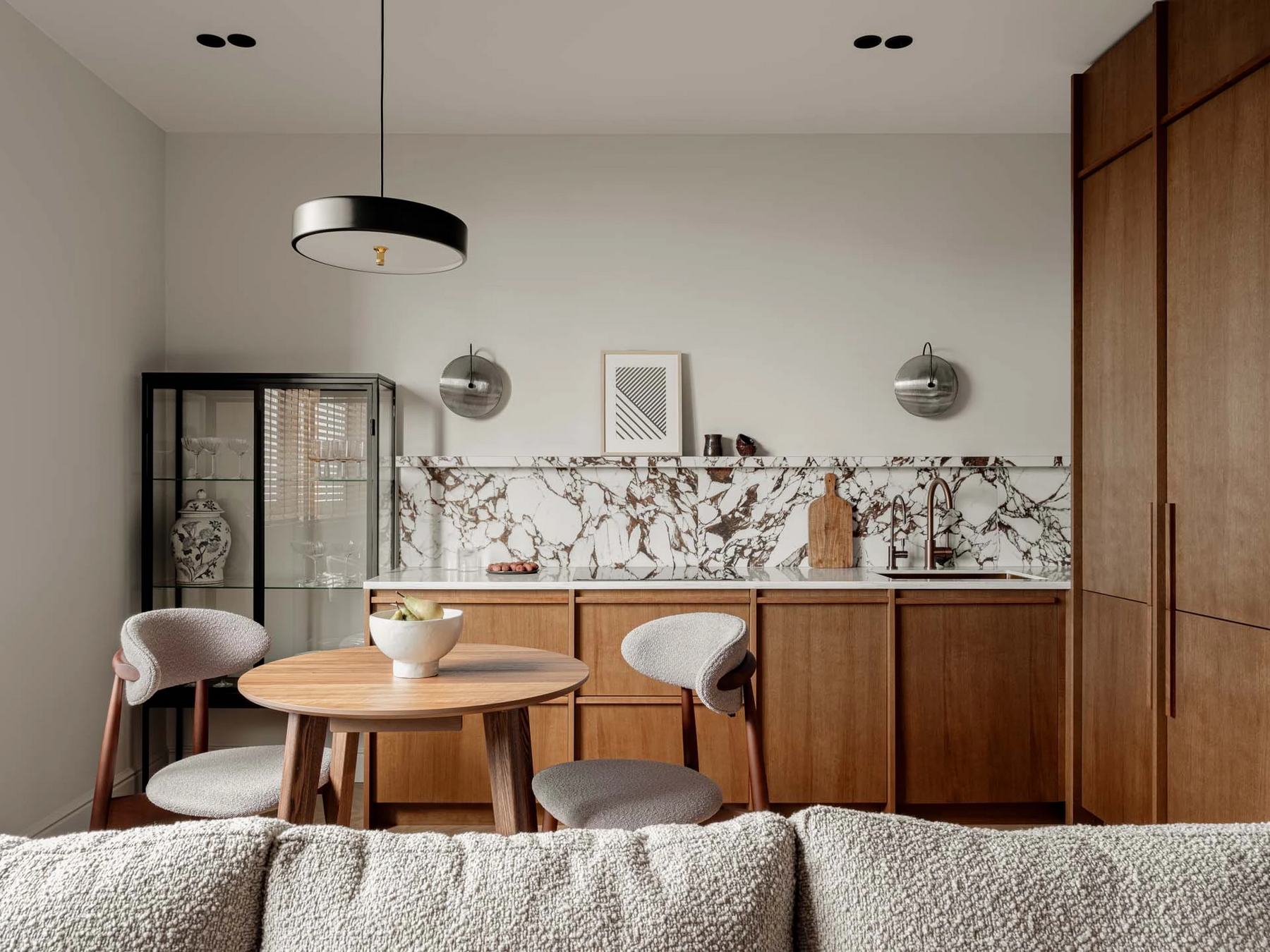 Időtlen elegancia férfi lakásában: fa, márvány, fekete és fehér színvilággal Időtlen elegancia férfi lakásában: fa, márvány, fekete és fehér színvilággal