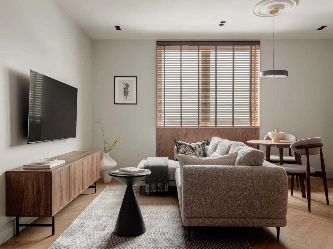 Időtlen elegancia férfi lakásában: fa, márvány, fekete és fehér színvilággal