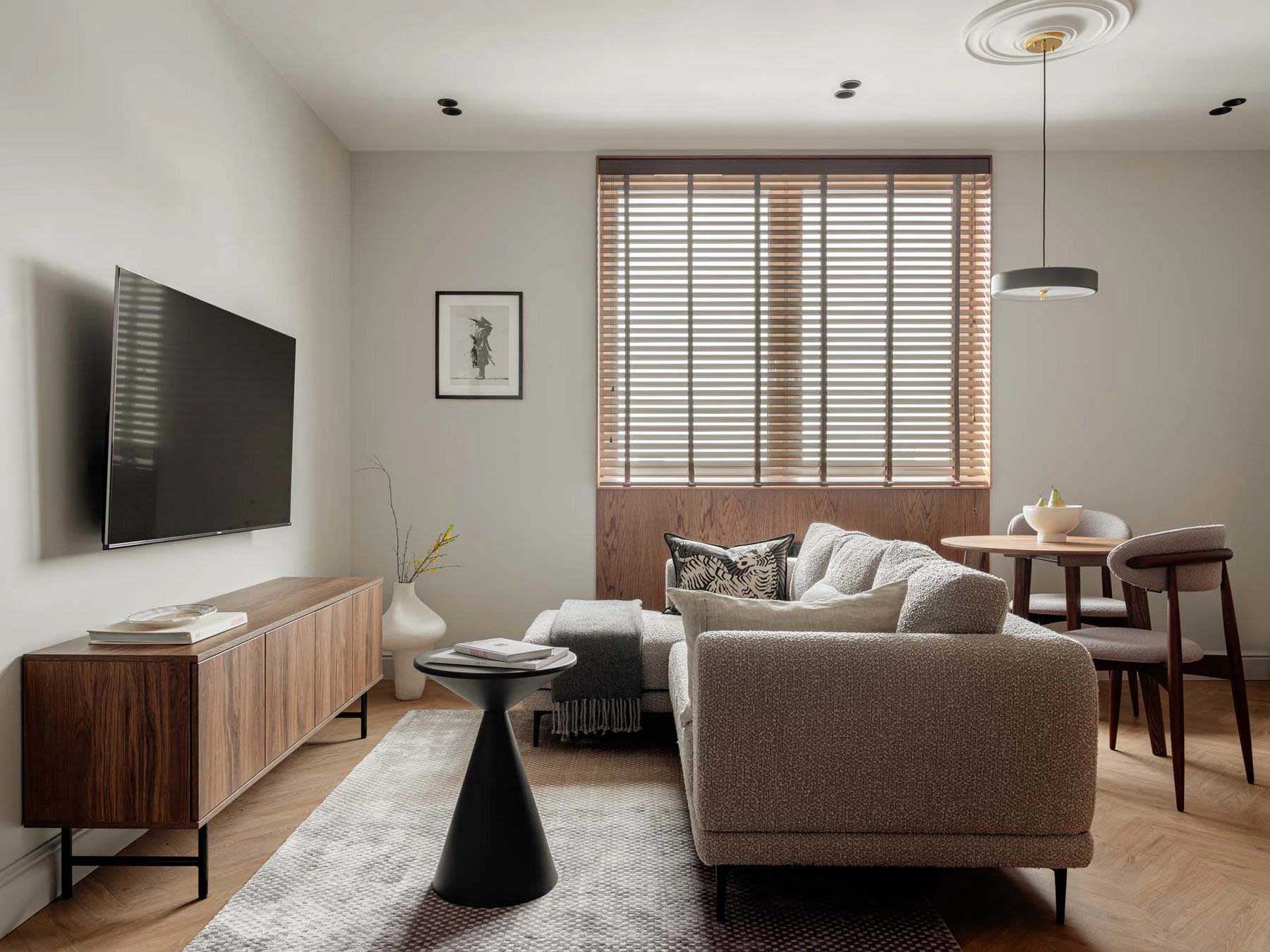 Időtlen elegancia férfi lakásában: fa, márvány, fekete és fehér színvilággal Időtlen elegancia férfi lakásában: fa, márvány, fekete és fehér színvilággal