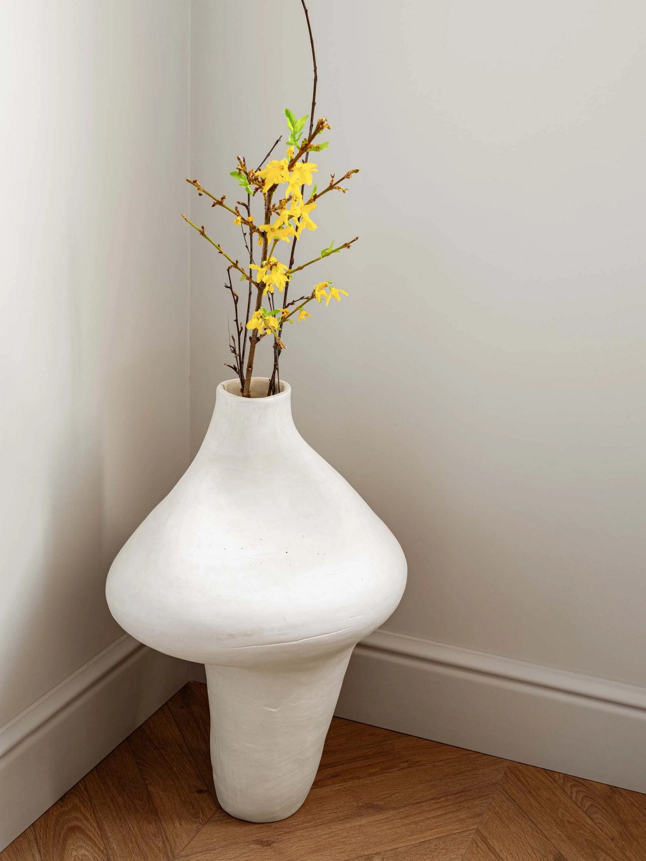 Időtlen elegancia férfi lakásában: fa, márvány, fekete és fehér színvilággal Időtlen elegancia férfi lakásában: fa, márvány, fekete és fehér színvilággal