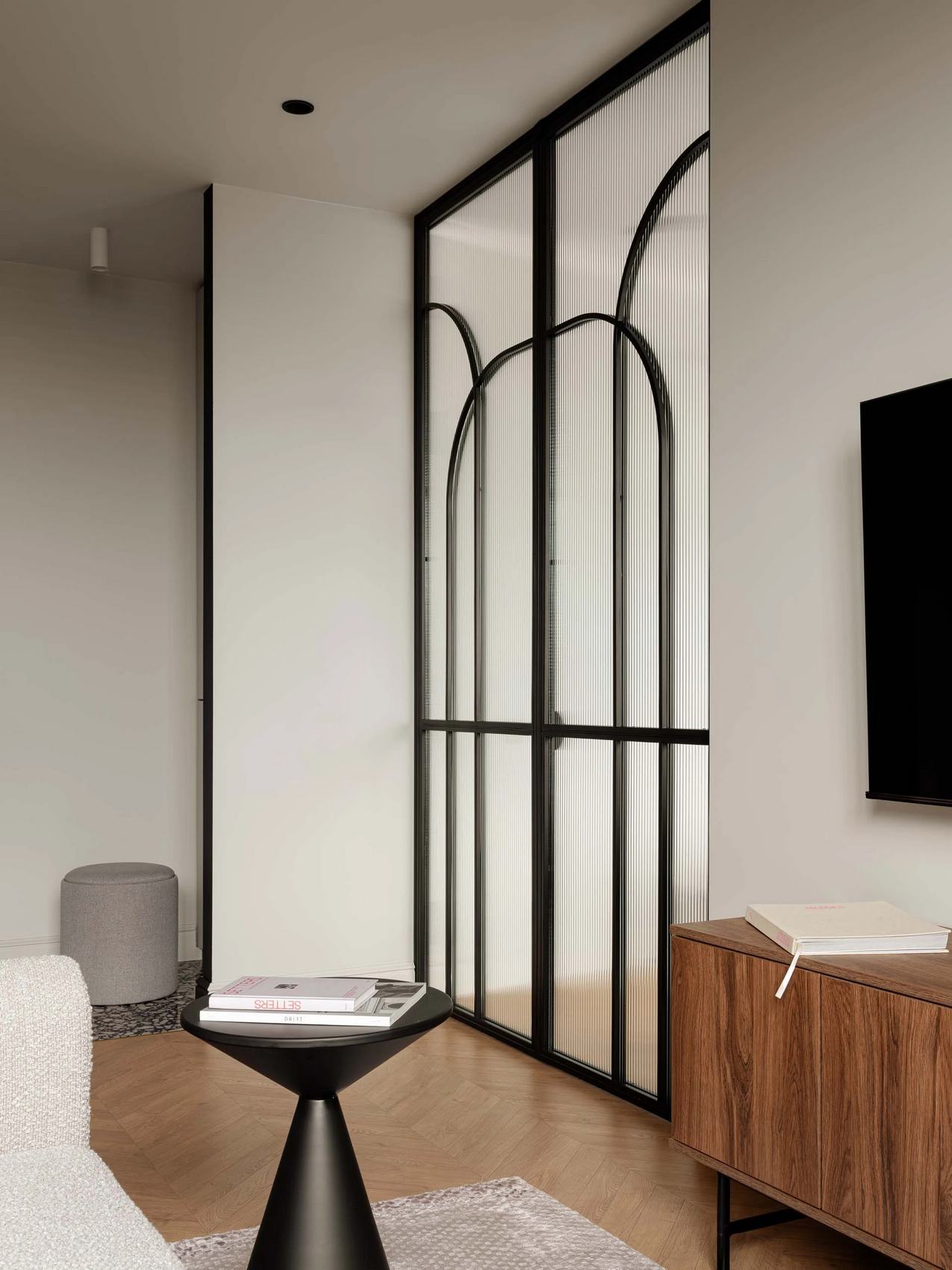 Időtlen elegancia férfi lakásában: fa, márvány, fekete és fehér színvilággal Időtlen elegancia férfi lakásában: fa, márvány, fekete és fehér színvilággal