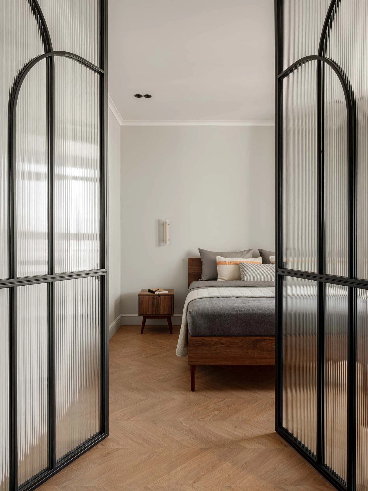 Időtlen elegancia férfi lakásában: fa, márvány, fekete és fehér színvilággal Időtlen elegancia férfi lakásában: fa, márvány, fekete és fehér színvilággal