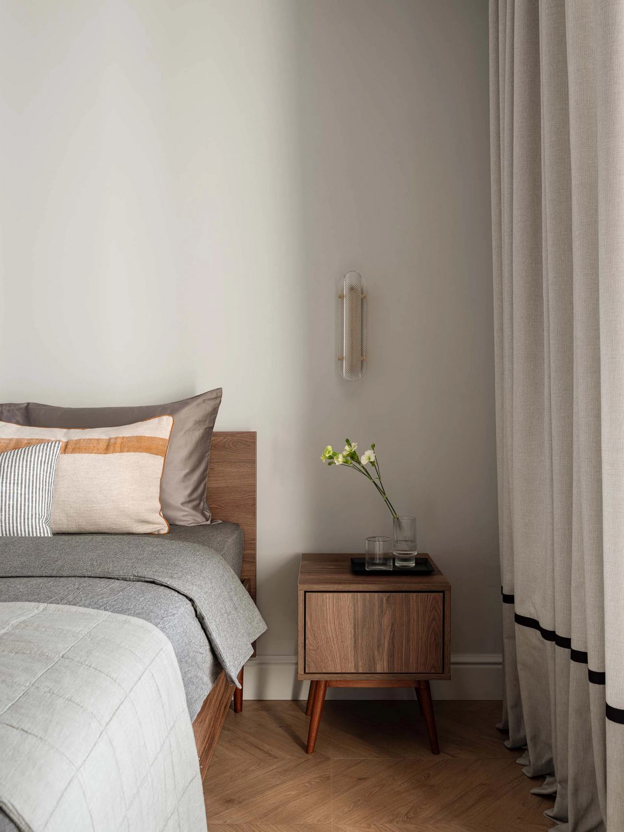 Időtlen elegancia férfi lakásában: fa, márvány, fekete és fehér színvilággal Időtlen elegancia férfi lakásában: fa, márvány, fekete és fehér színvilággal