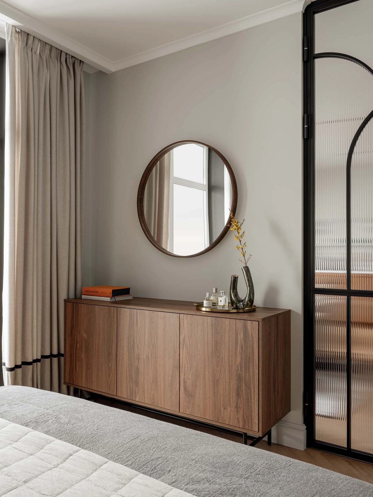 Időtlen elegancia férfi lakásában: fa, márvány, fekete és fehér színvilággal Időtlen elegancia férfi lakásában: fa, márvány, fekete és fehér színvilággal