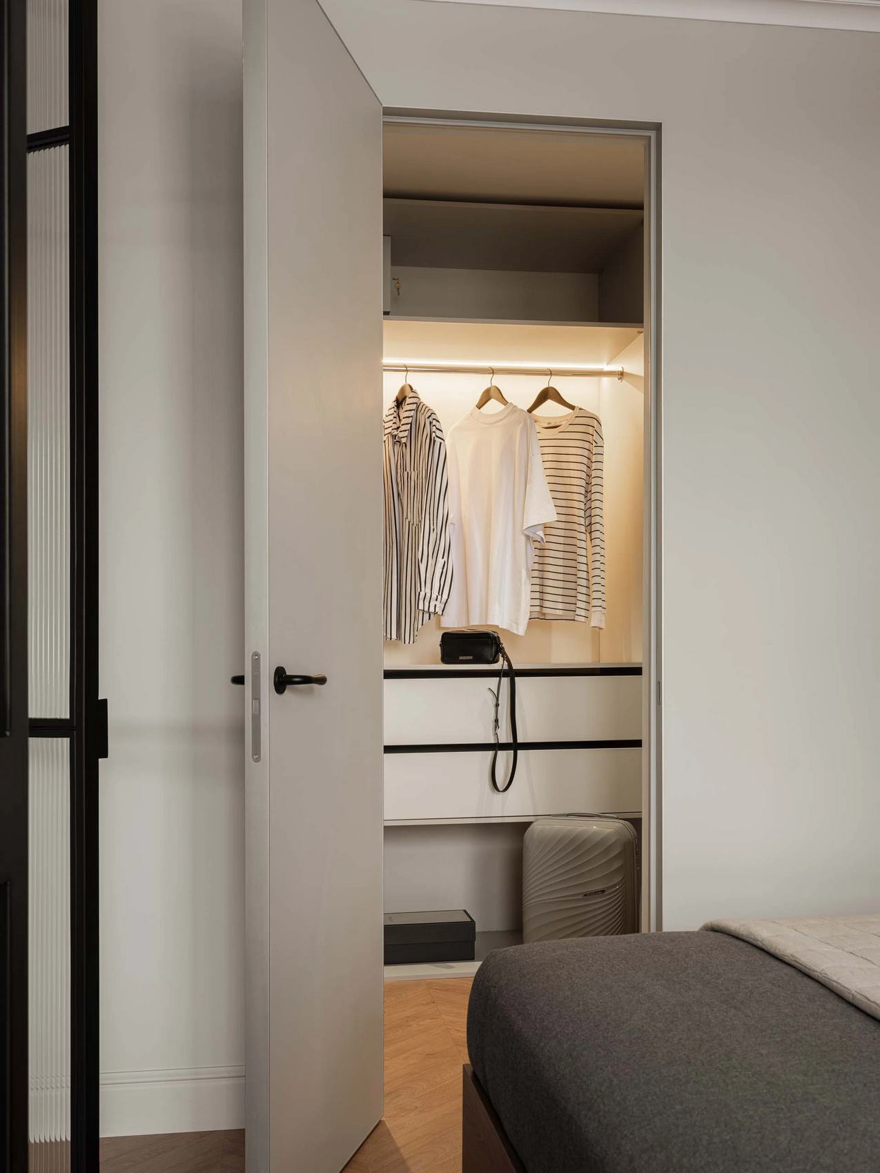 Időtlen elegancia férfi lakásában: fa, márvány, fekete és fehér színvilággal Időtlen elegancia férfi lakásában: fa, márvány, fekete és fehér színvilággal