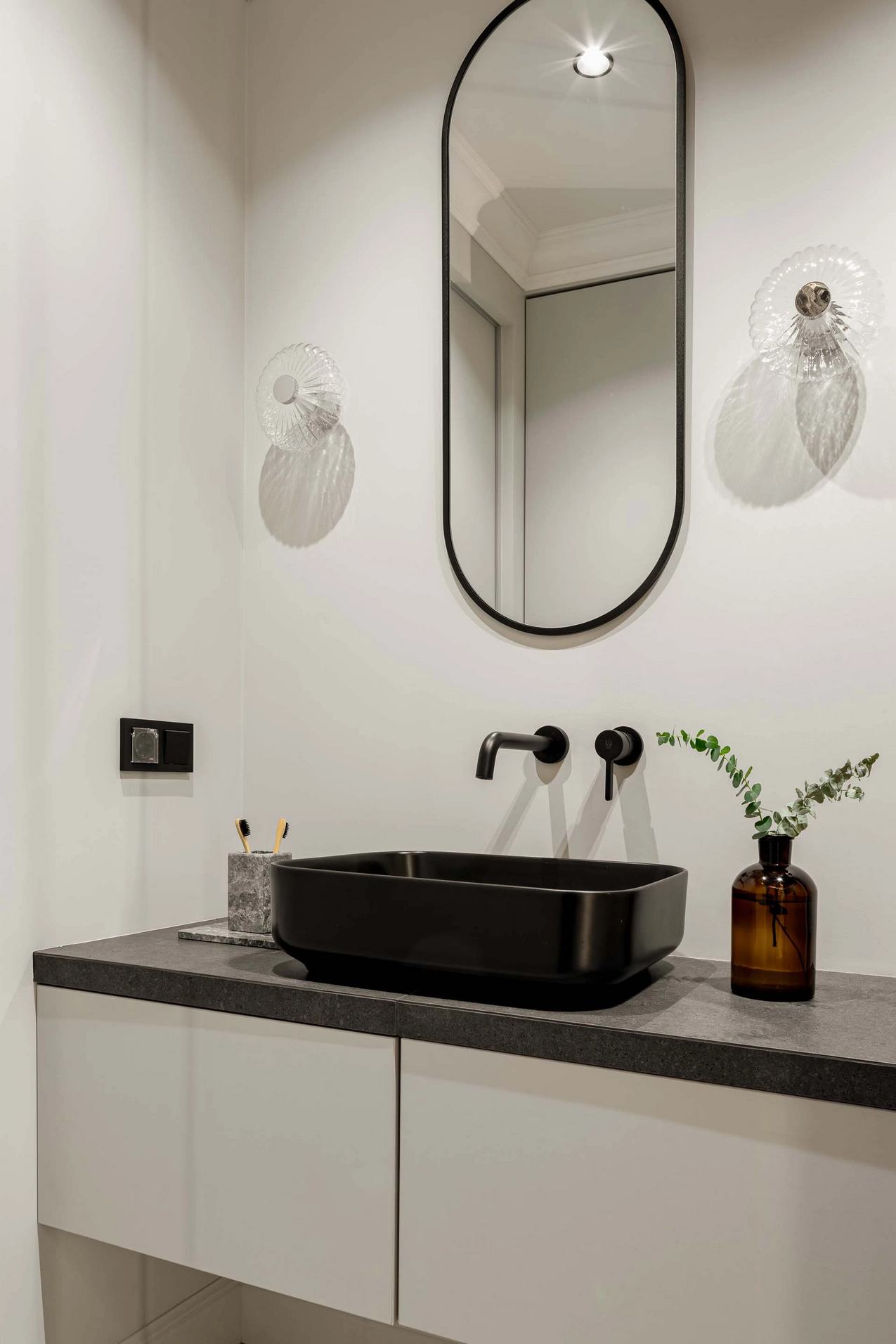 Időtlen elegancia férfi lakásában: fa, márvány, fekete és fehér színvilággal Időtlen elegancia férfi lakásában: fa, márvány, fekete és fehér színvilággal