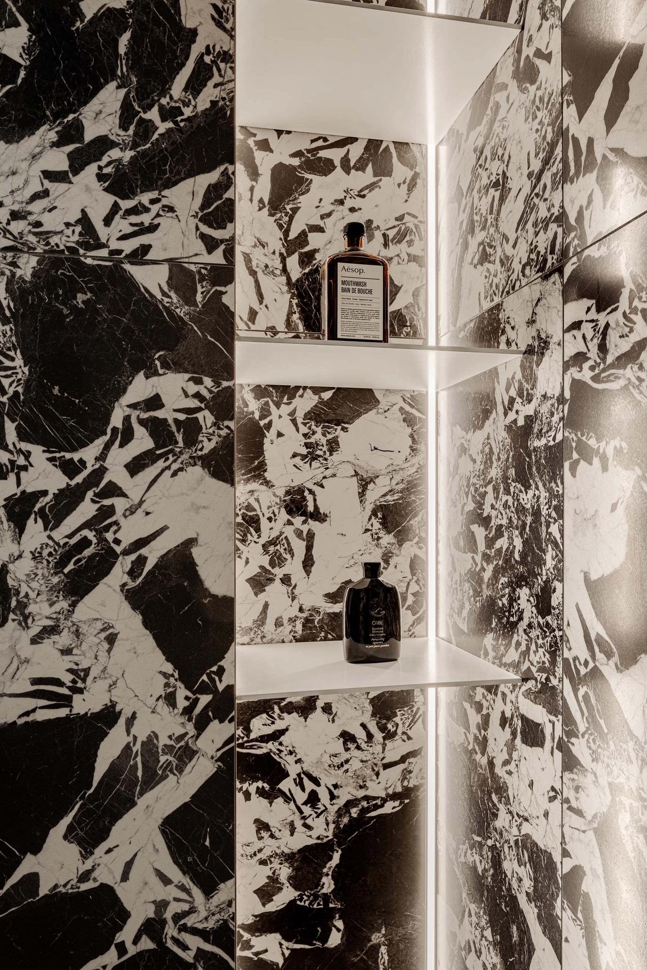 Időtlen elegancia férfi lakásában: fa, márvány, fekete és fehér színvilággal Időtlen elegancia férfi lakásában: fa, márvány, fekete és fehér színvilággal