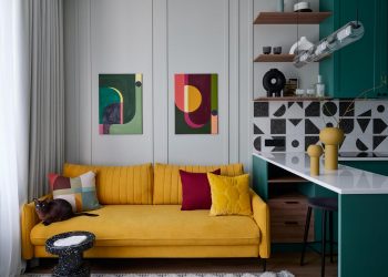 Informatikus nő színes, vidám hangulatú lakása