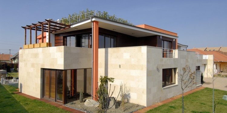 Természetes elegancia otthona falain: homlokzatburkolat Jura mészkőből