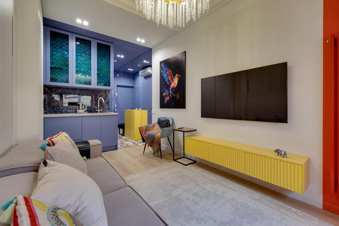 Kaméleon konyha és rejtett háló: ötletesen berendezett minilakás