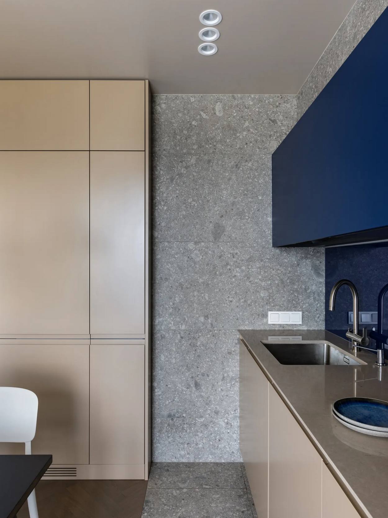 Kék konyháról álmodott a család - új építésű lakás berendezése, 69 m²