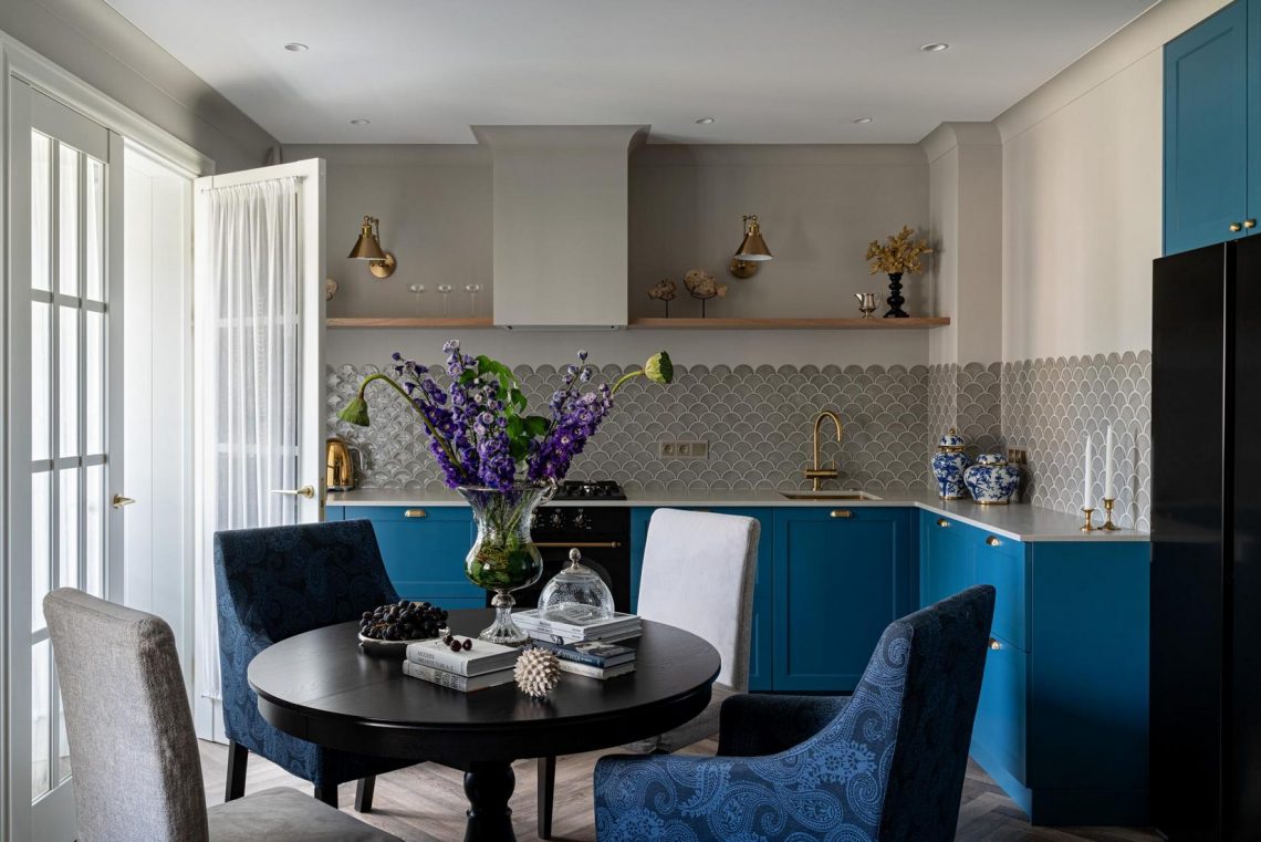 Kétgyermekes család otthona szép tapétákkal, színekkel, burkolatokkal