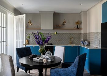 Kétgyermekes család otthona szép tapétákkal, színekkel, burkolatokkal