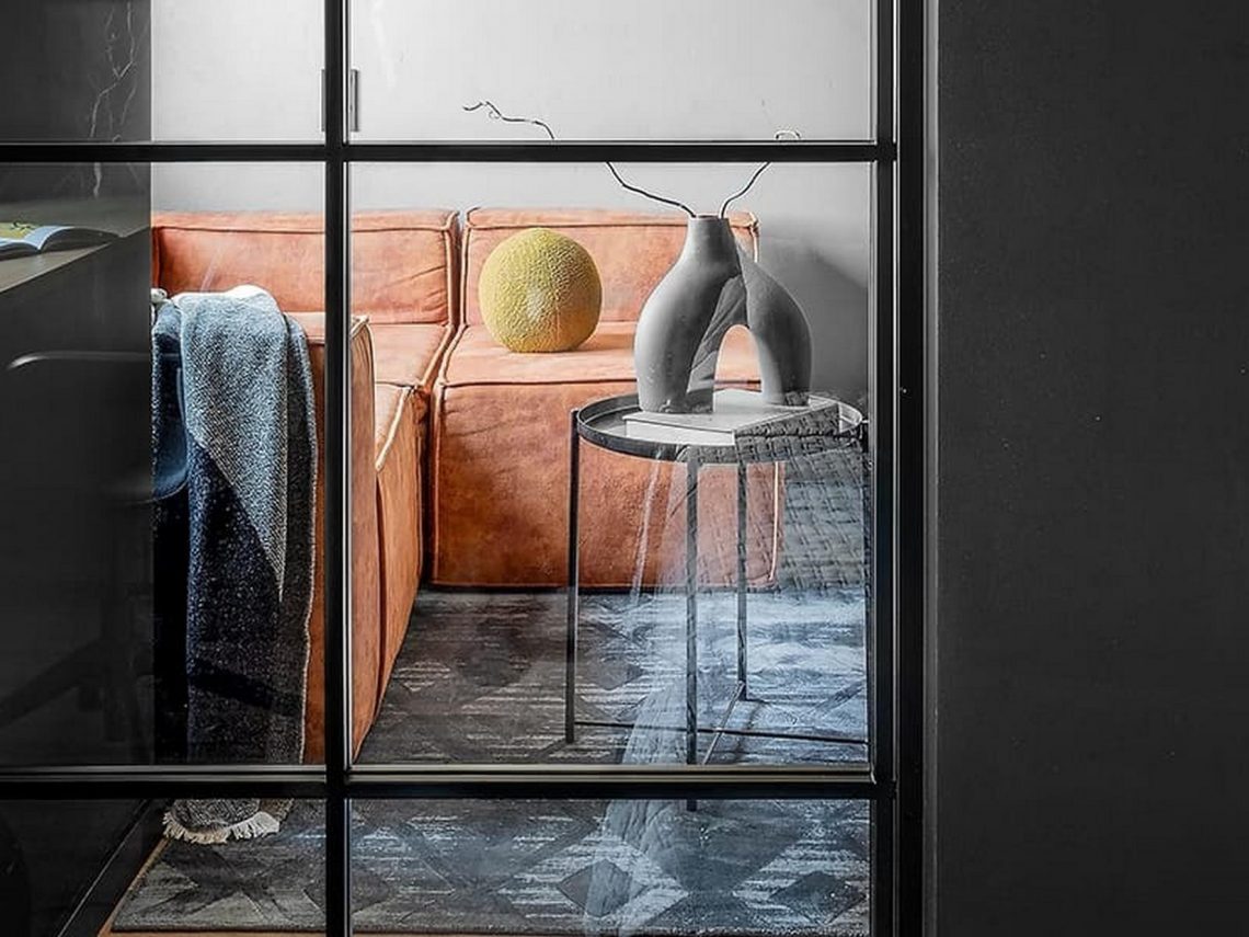 Kő, fa, üveg és dekorációs vakolat: karakteres berendezés férfi 42 m²-es lakásában