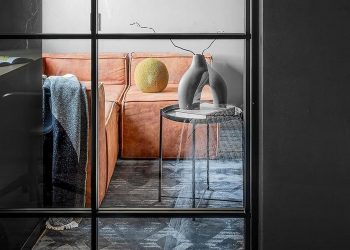 Kő, fa, üveg és dekorációs vakolat: karakteres berendezés férfi 42 m²-es lakásában