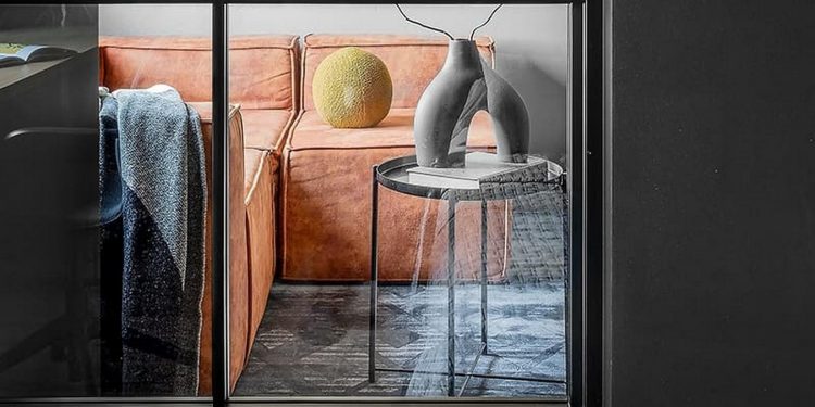 Kő, fa, üveg és dekorációs vakolat: karakteres berendezés férfi 42 m²-es lakásában