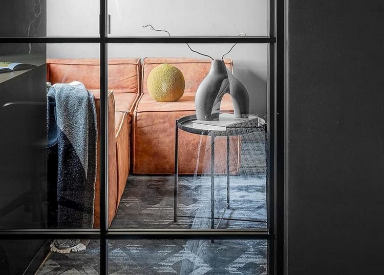 Kő, fa, üveg és dekorációs vakolat: karakteres berendezés férfi 42 m²-es lakásában