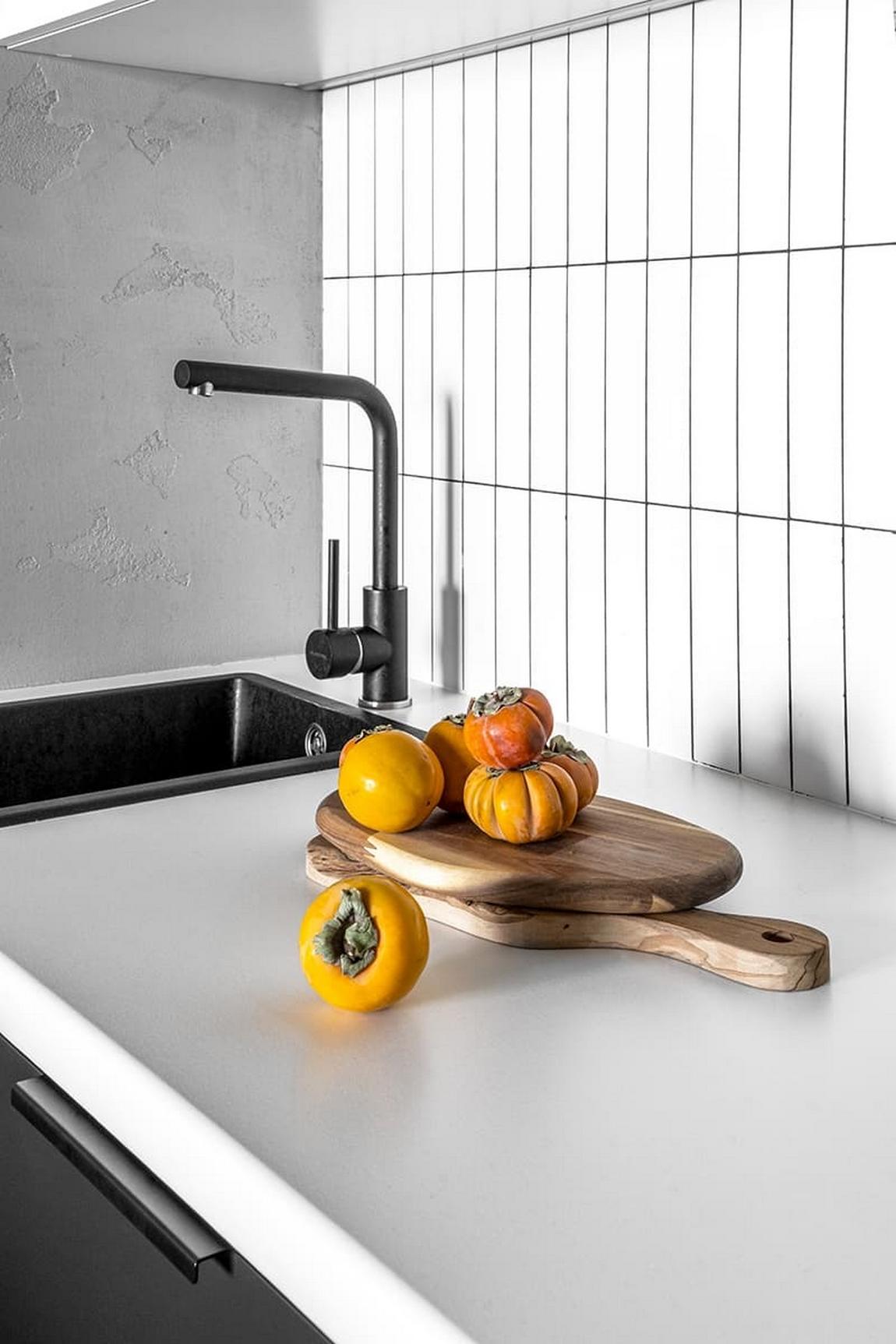 Kő, fa, üveg és dekorációs vakolat: karakteres berendezés férfi 42 m²-es lakásában