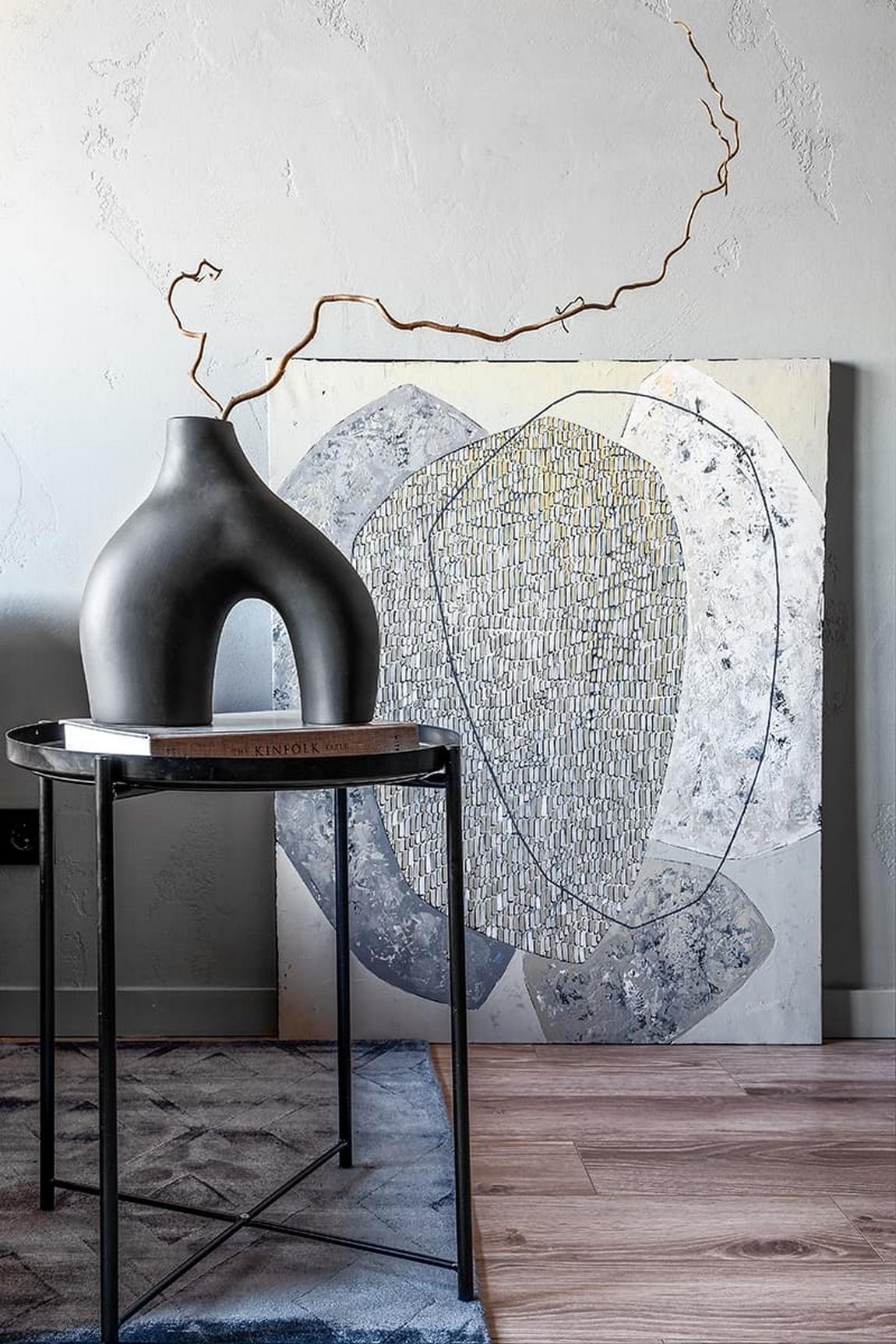 Kő, fa, üveg és dekorációs vakolat: karakteres berendezés férfi 42 m²-es lakásában