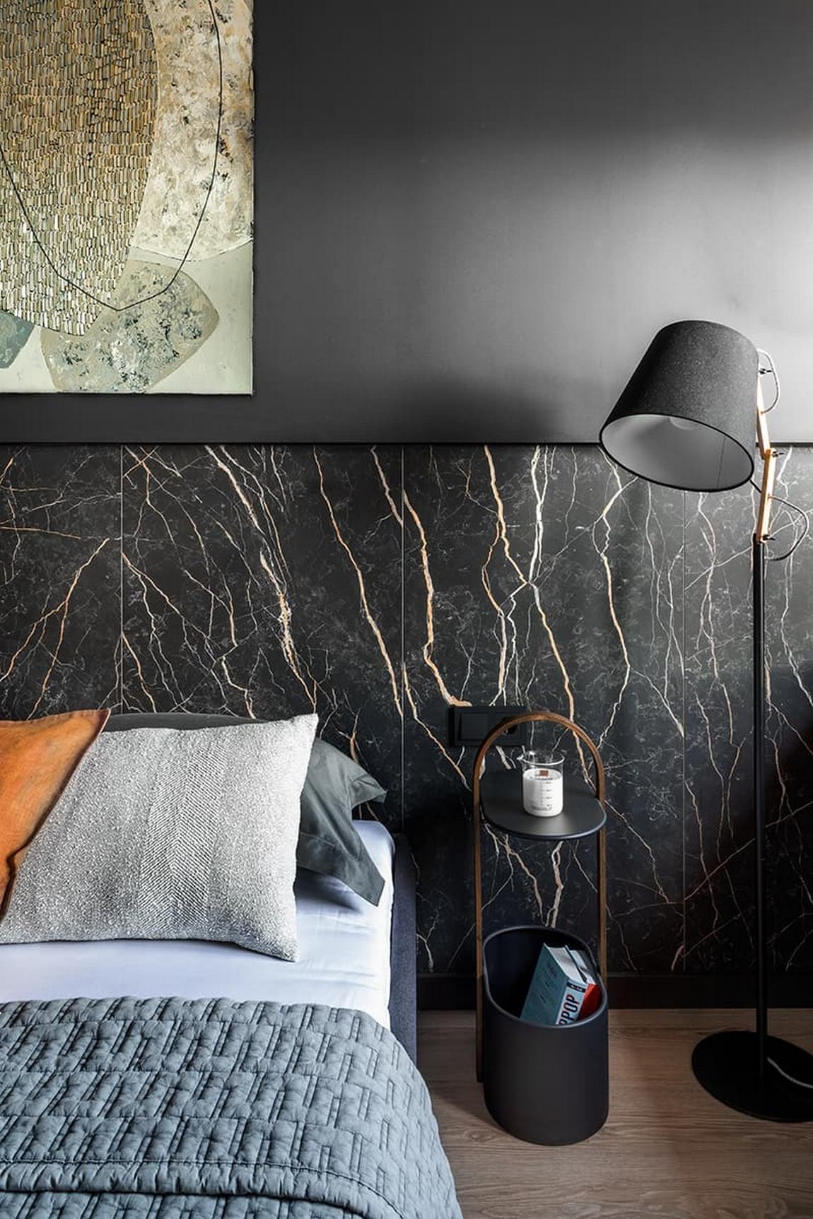 Kő, fa, üveg és dekorációs vakolat: karakteres berendezés férfi 42 m²-es lakásában