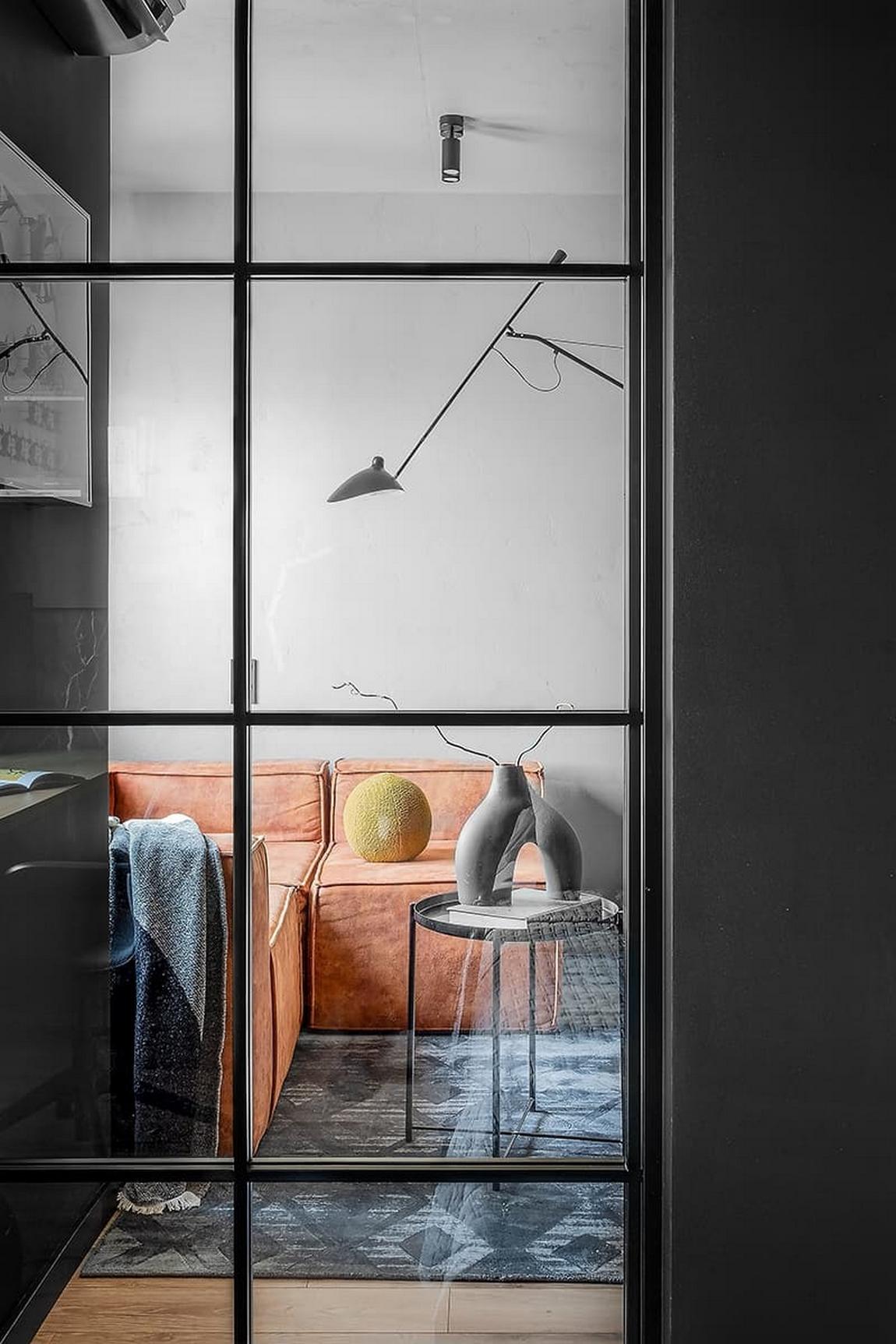 Kő, fa, üveg és dekorációs vakolat: karakteres berendezés férfi 42 m²-es lakásában