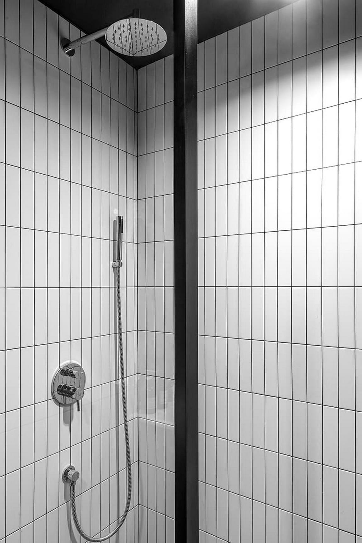 Kő, fa, üveg és dekorációs vakolat: karakteres berendezés férfi 42 m²-es lakásában