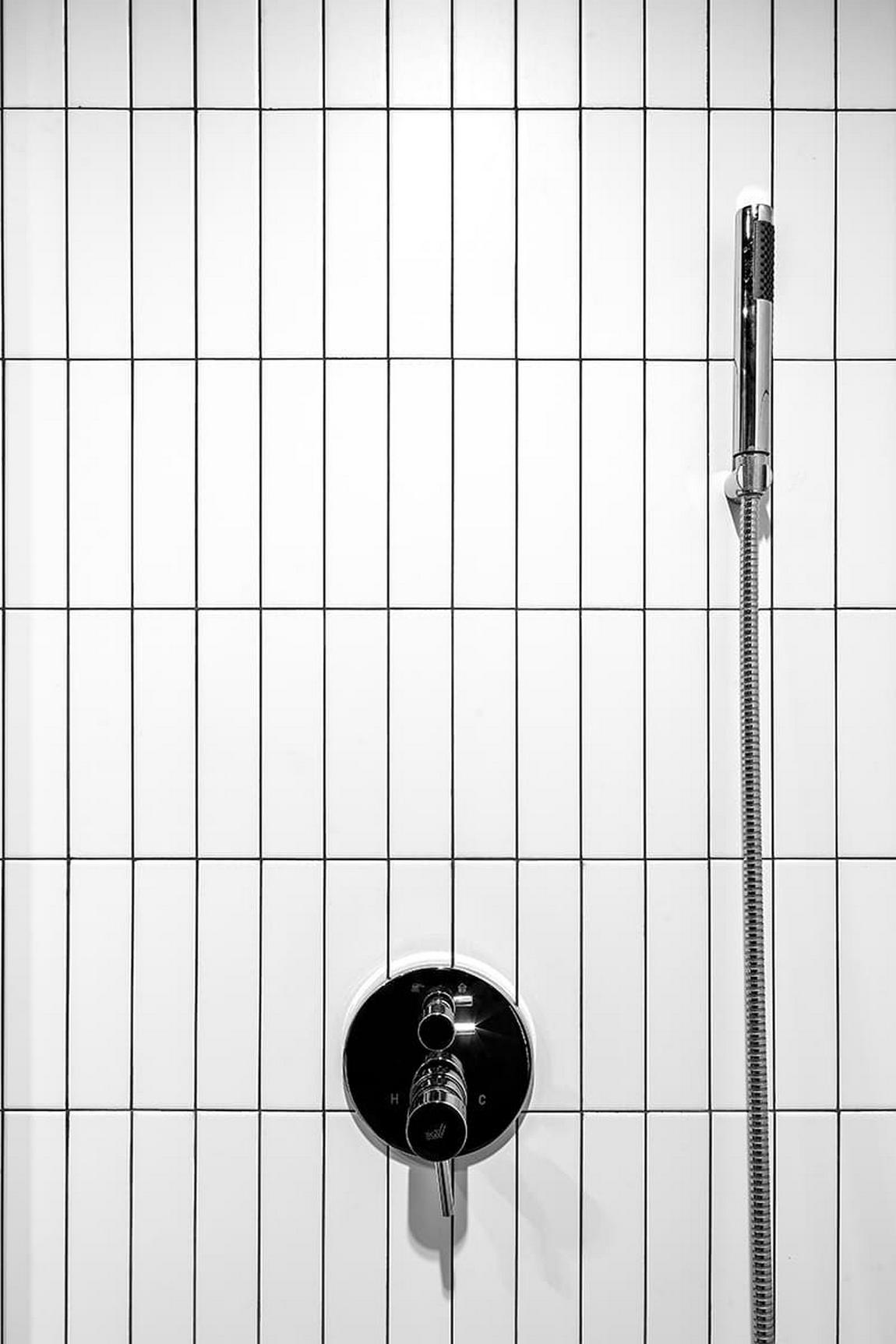 Kő, fa, üveg és dekorációs vakolat: karakteres berendezés férfi 42 m²-es lakásában