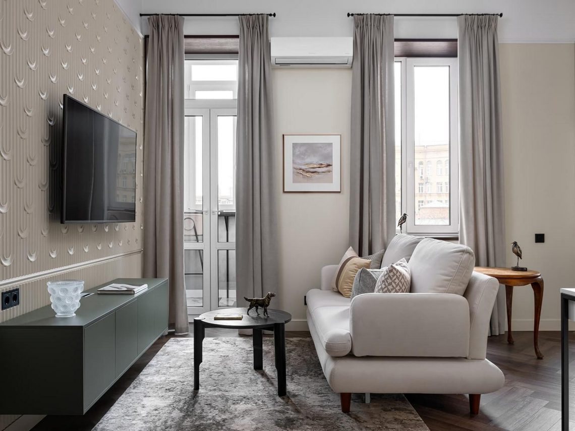 Középkorú nő otthona minőségi felújítás után, szép, ízléses részletekkel