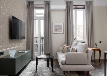 Középkorú nő otthona minőségi felújítás után, szép, ízléses részletekkel