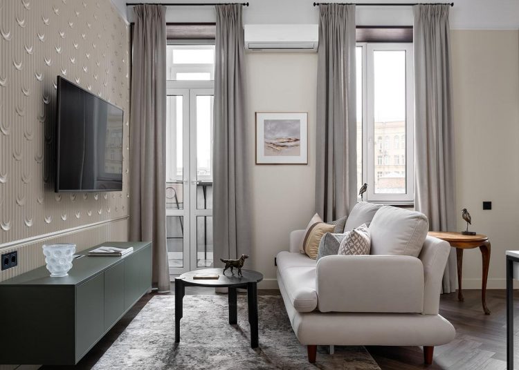 Középkorú nő otthona minőségi felújítás után, szép, ízléses részletekkel