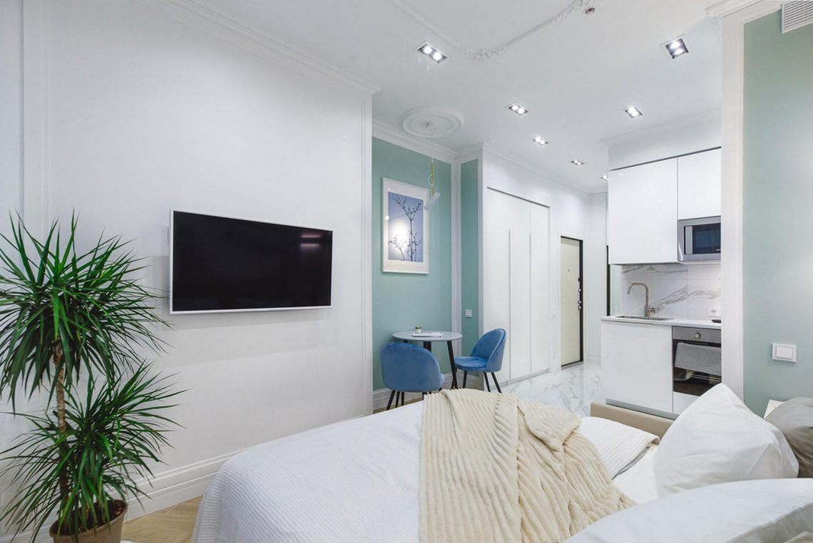 Világos minigarzon modern klasszikus enteriőrrel