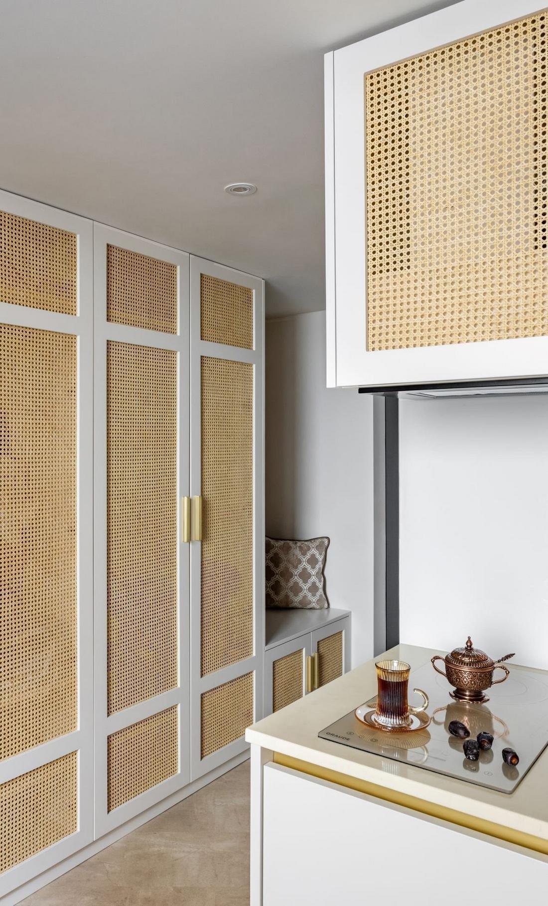 Marokkói hangulat egy 18 m²-es minigarzonban: galériás háló és keleti ornamentika Marokkói hangulat egy 18 m²-es minigarzonban: galériás háló és keleti ornamentika