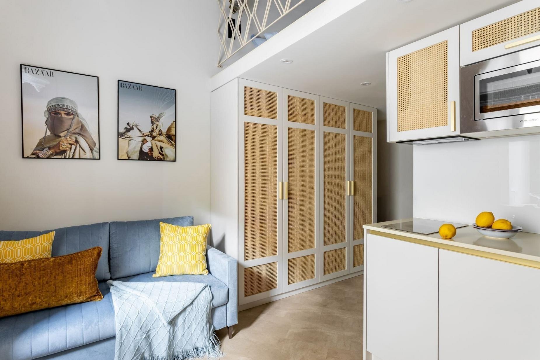 Marokkói hangulat egy 18 m²-es minigarzonban: galériás háló és keleti ornamentika Marokkói hangulat egy 18 m²-es minigarzonban: galériás háló és keleti ornamentika