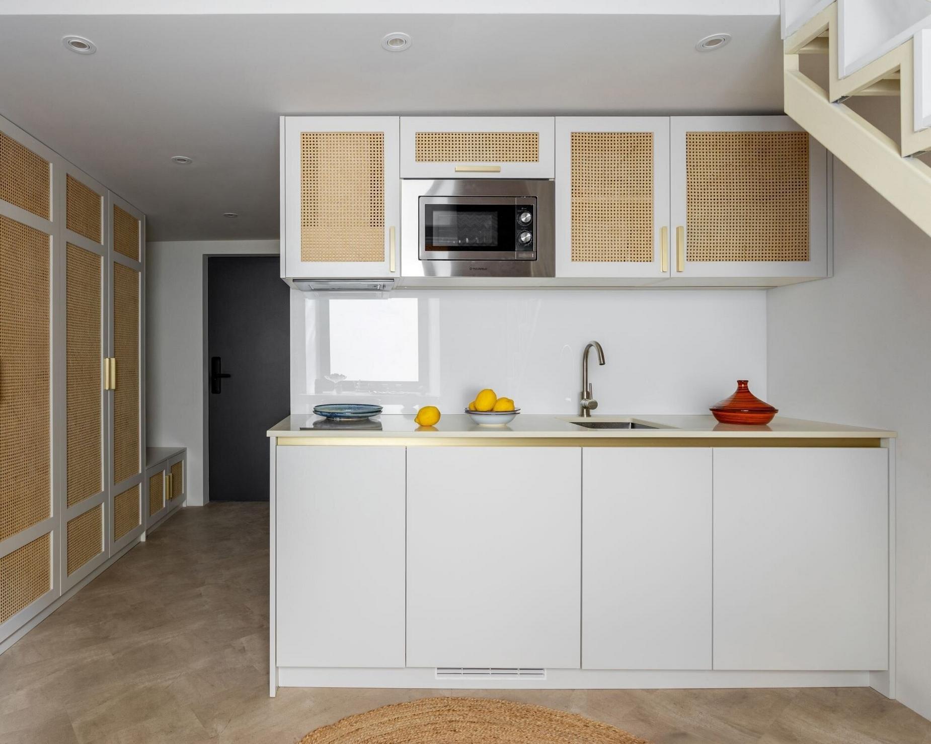 Marokkói hangulat egy 18 m²-es minigarzonban: galériás háló és keleti ornamentika Marokkói hangulat egy 18 m²-es minigarzonban: galériás háló és keleti ornamentika