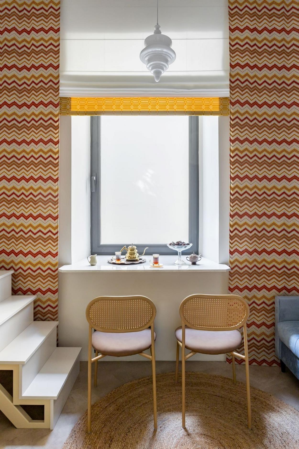 Marokkói hangulat egy 18 m²-es minigarzonban: galériás háló és keleti ornamentika Marokkói hangulat egy 18 m²-es minigarzonban: galériás háló és keleti ornamentika