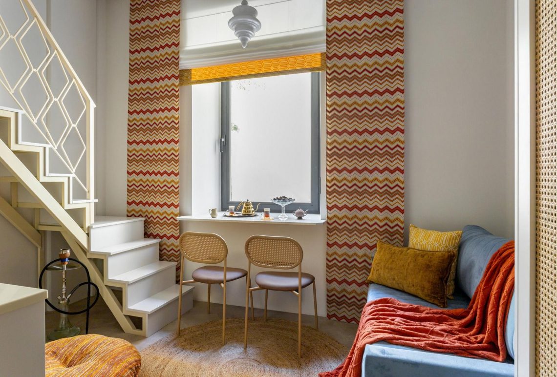 Marokkói hangulat egy 18 m²-es minigarzonban: galériás háló és keleti ornamentika